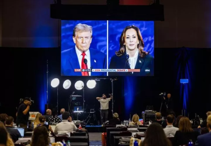La vicepresidenta y aspirante demócrata, Kamala Harris, y el expresidente republicano Donald Trump durante el debate en Filadelfia. Foto: EFE