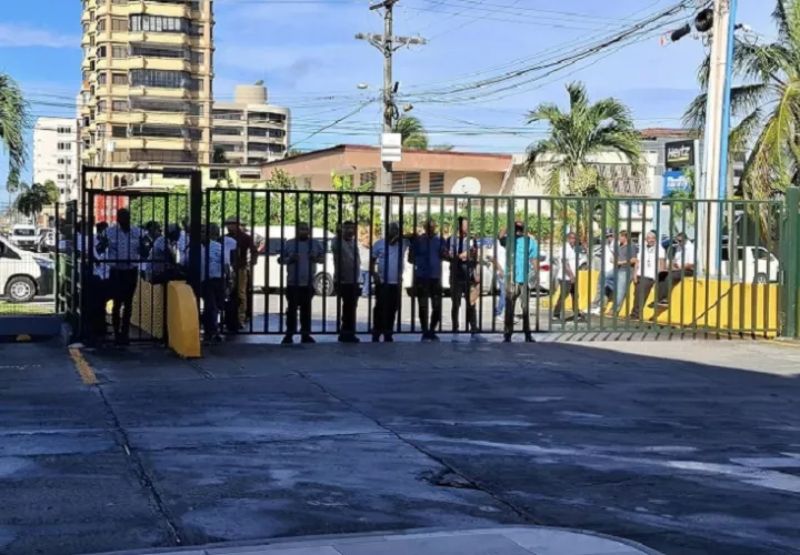 Taxistas de turismo se apostaron detrás de la puerta del terminal a la espera de que algún turista requiriera su servicio. Foto: Diomedes Sánchez .