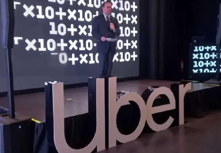 El ministro de Comercio, Julio Molto, dirige unas palabras durante el evento de aniversarios de Uber. Foto: Francisco Paz