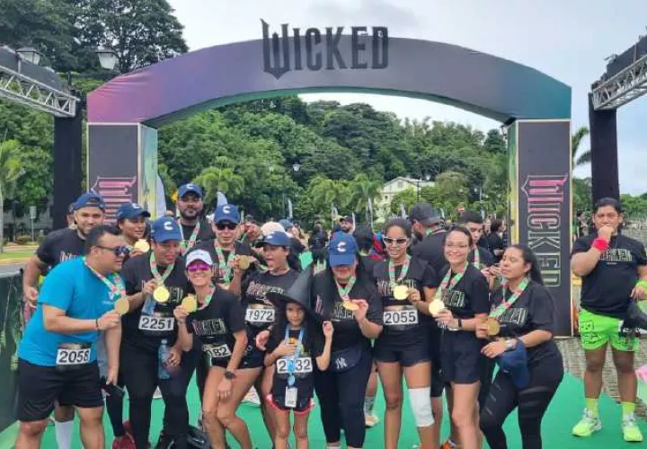 Participantes con las medallas de los 5 kilómetros Wicked. Foto: Cortesía