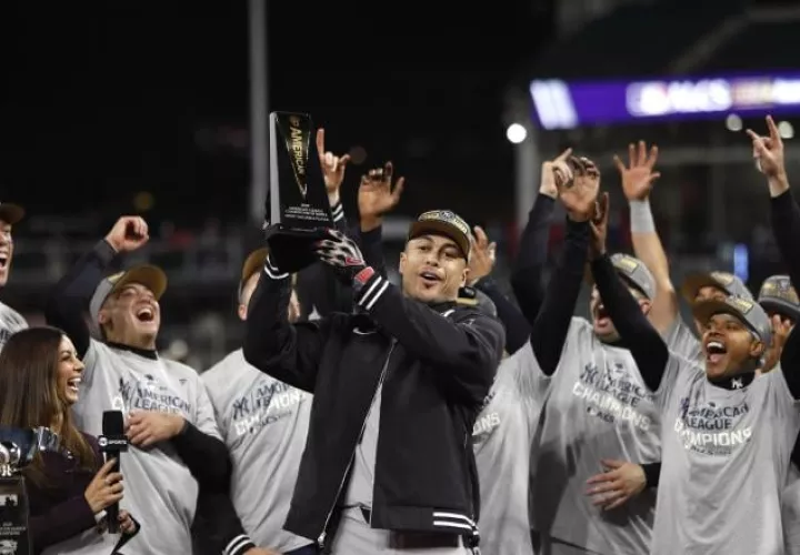 Giancarlo Stanton de los Yanquis festeja el banderín de la Liga Americana. Foto: EFE