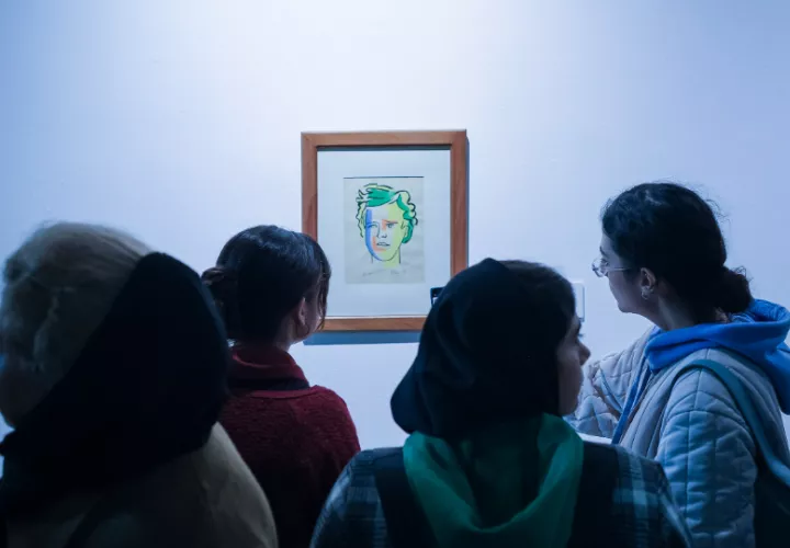 Un grupo de jóvenes observa la obra 'Les Iluminations', de Fernandina Léger, en el Museo de Arte Contemporáneo de Teherán. Foto: EFE / Jaime León