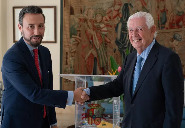 El embajador de España en Panamá, Guzmán Palacios (i), saluda al creador de la iniciativa de las audioguías, Luis Blas Arioto. Foto: EFE