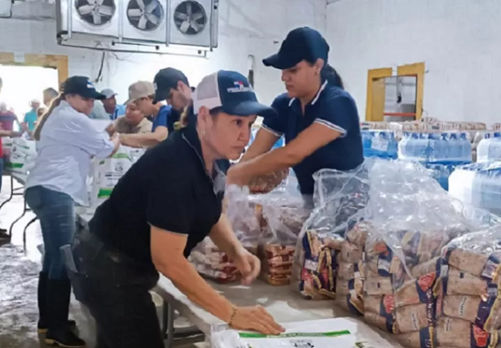  La ayuda humanitaria en alimentos, agua, medicamentos y colchones, ha comenzado a llegar de todas partes del país. Foto: Thays Domínguez.