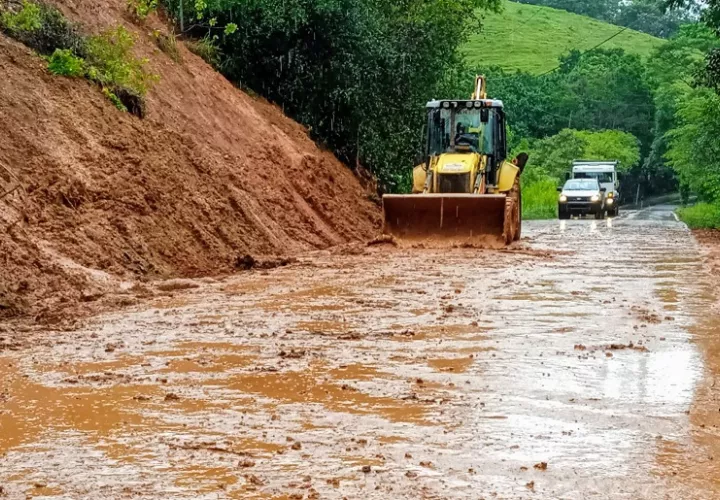 El MOP y otras entidades continúan atendiendo las emergencias en las vías colapsadas. Foto: Thays Domínguez.