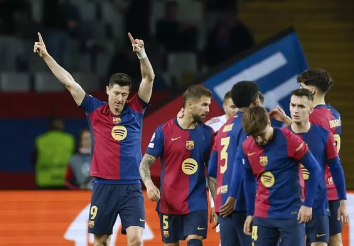Robert Lewandowski, celebra el tercer gol del Barcelona. Foto:EFE