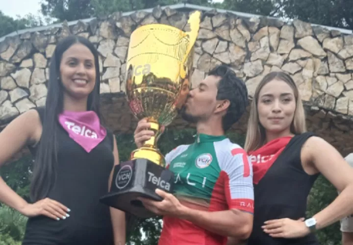 Bolívar Espinosa besa la copa como campeón de la Vuelta a Chiriquí. Foto: Jaime Chávez