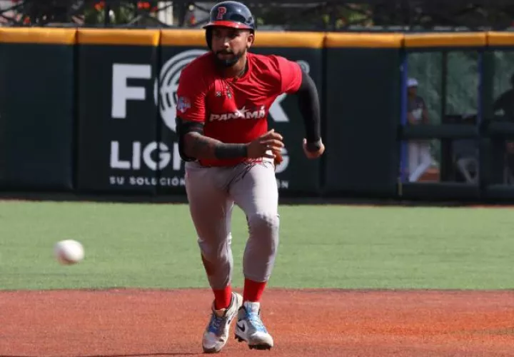 Johan Camargo, en una jugada en  un partido amistoso en México. Foto: Fedebeis