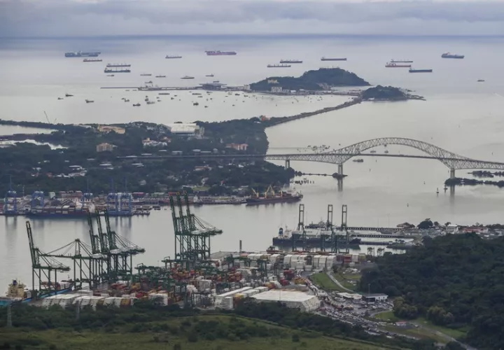 El canal de Panamá es una vía relevante por la que pasa alrededor del 3 % del comercio mundial.  Foto: EFE