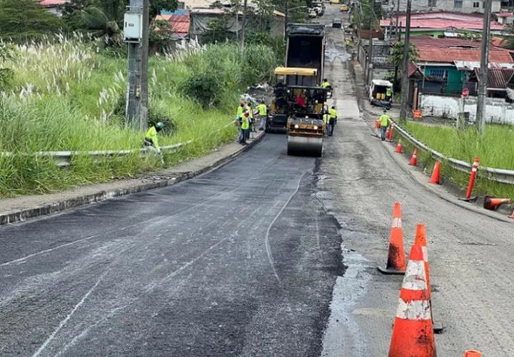 La vía estaba en malas condiciones,causando daño a los vehículos. Foto: Diomedes Sánchez S.