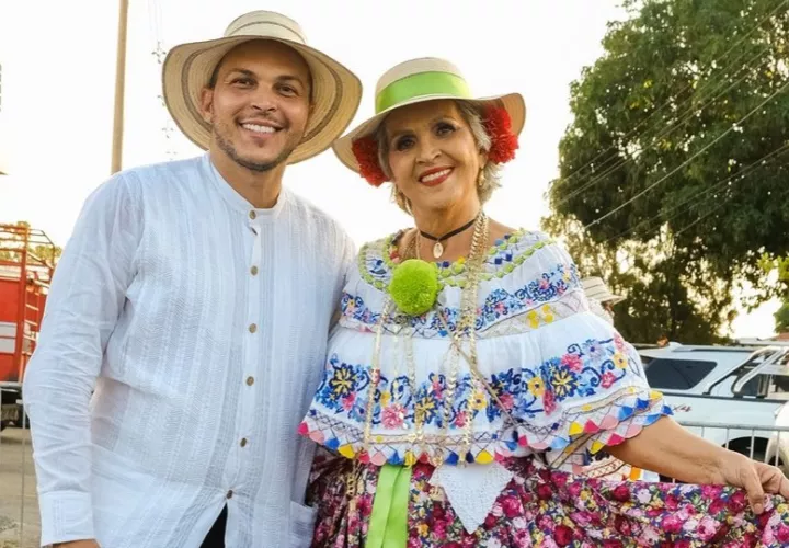 César Anel Rodríguez y su madre. Foto: Instagram