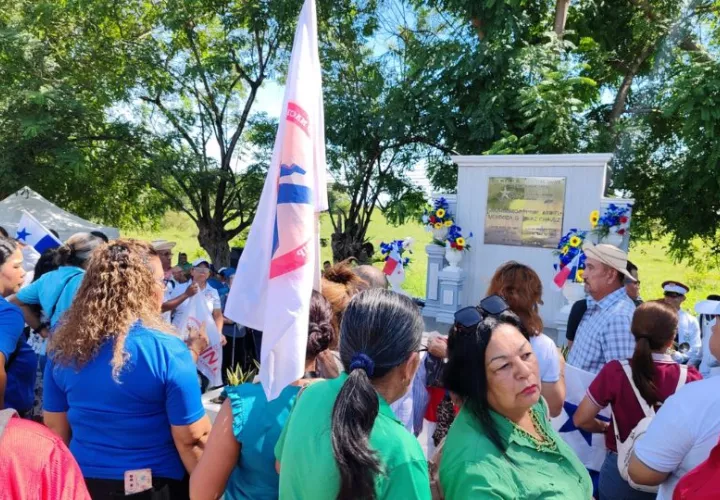 Se reunieron en el monumento levantado en honor a las víctimas. Foto: Eric Montenegro