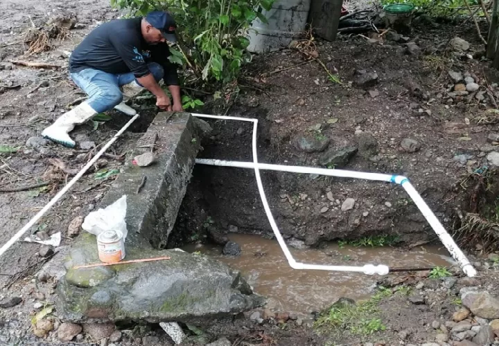 Los funcionarios también trabajan en la reparación de los acueductos rurales. Foto. Cortesía