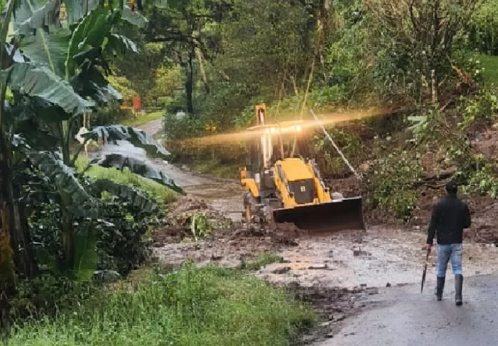 Remoción de escombros en los deslizamientos reportados en las últimas horas en el sector de Bajo Mono y Horqueta. Foto. Sinaproc