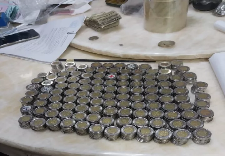 Los funcionario detallaron que las monedas estaban organizadas en rollos que llegaban a la mitad de la caja.  Foto. PGN