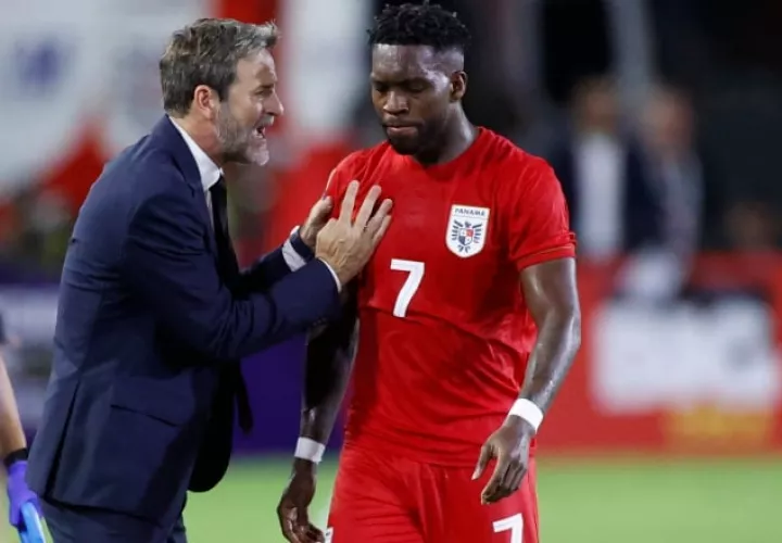 Thomas Christiansen da instrucciones a José Luis 'Puma' Rodrígez. Foto: EFE