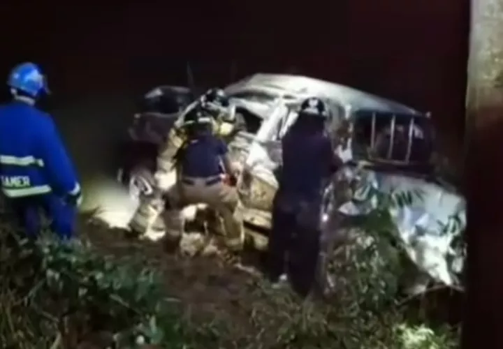 Bomberos trabajan en la liberación de los cuerpos.