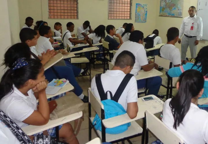 Esta medida se adopta con el fin de evitar la movilidad, debido a los riesgos de desbordes, deslaves y derrumbes ocasionados por la intensas lluvias.