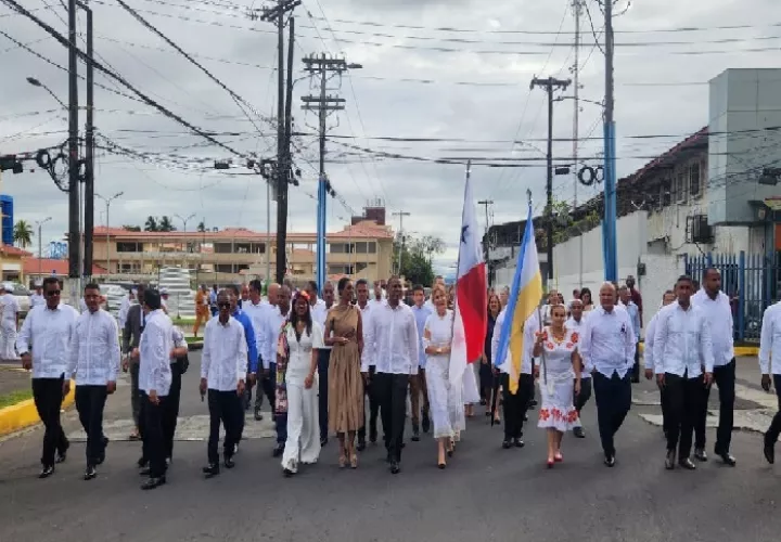 Las abanderadas de la fecha iniciaron el desfile para los colonenses.