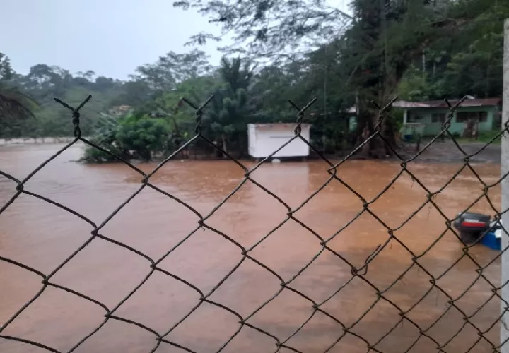 Varias comunidades de la provincia de Colón también resultaron afectadas por el fuerte temporal. Foto. Diomedes Sánchez