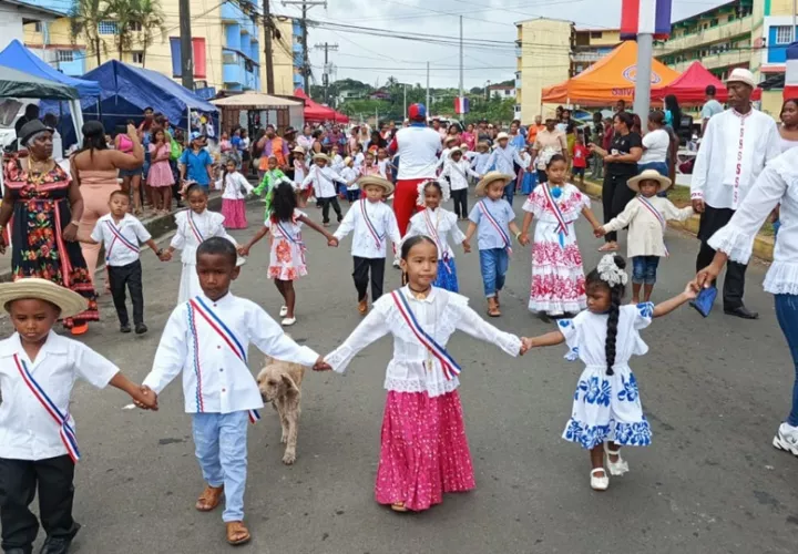 Los centros educativos fueron los primeros en salir a desfilar. Foto. Diomedes Sánchez