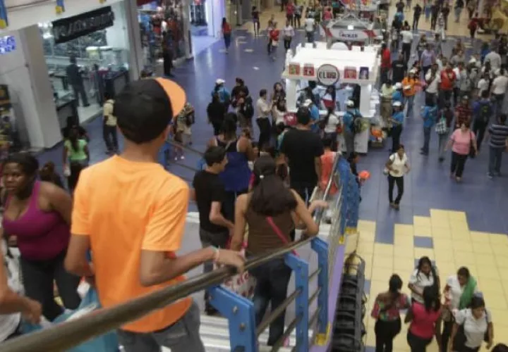 Los panameños compran variedad de artículos en la temporada.