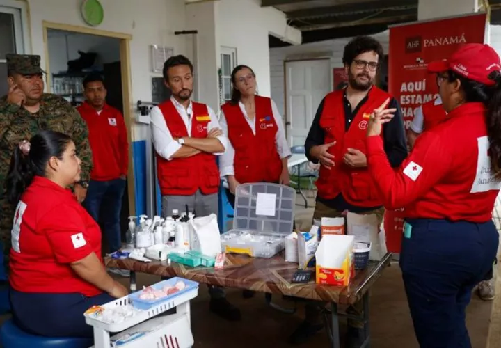 Visita a la comunidad de Bajo Chiquito, en el Darién (Panamá). Foto: EFE