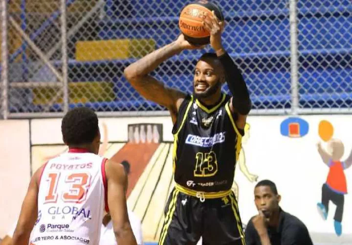 Pablo Rivas, con el balón, fue la figura del partido por Correcaminos de Colón.  Foto: Fepaba