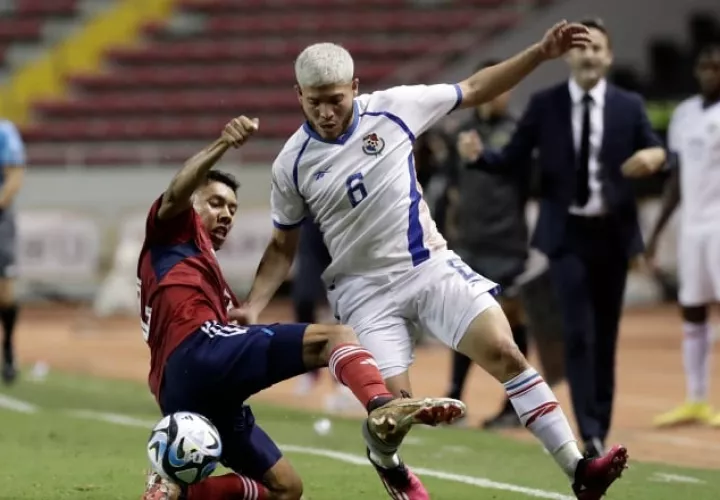  Carlos Martínez de Costa Rica disputa un balón con Cristian Martínez de Panamá, durante el partido de la Liga de Naciones de la Concacaf en la edición pasada. Foto: EFE
