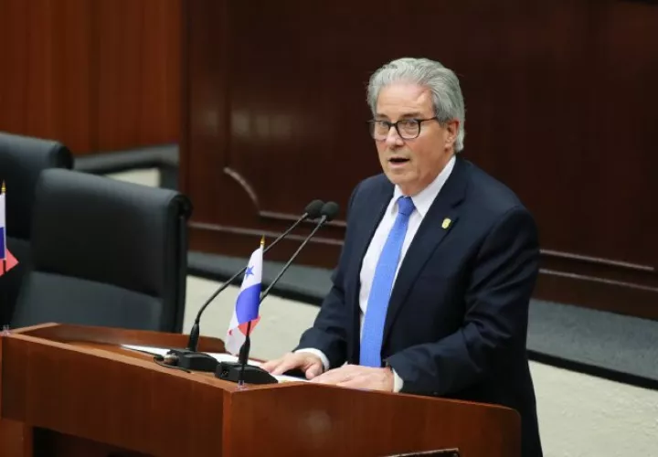 El ministro de Salud, Fernando Boyd Galindo, acompañado de otros ministros de Estado, presentó el proyecto de la CSS al Pleno de la Asamblea Nacional. cortesía