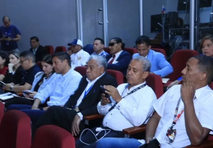 Consultas en primer debate del proyecto de ley 163, que reforma la Ley Orgánica de la CSS. Foto: Cortesía