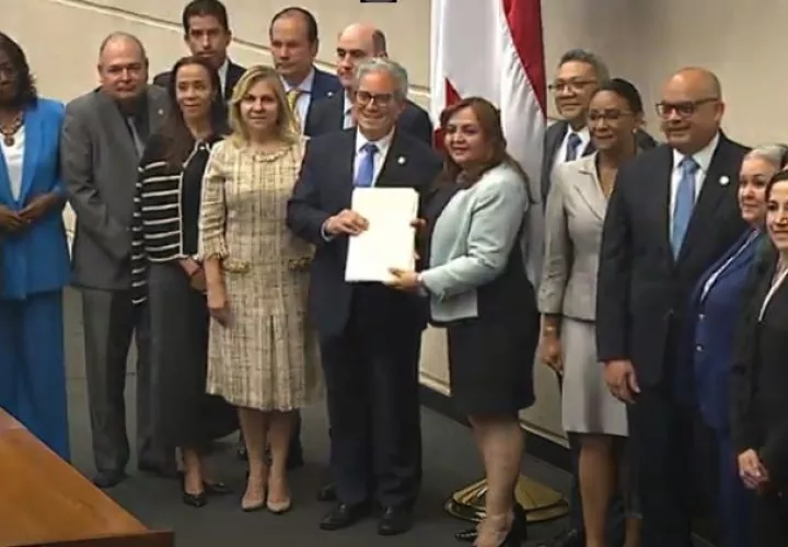 Ministro Fernando Boyd Galindo junto a la presidenta de la Asamblea, Dana Castañeda. 