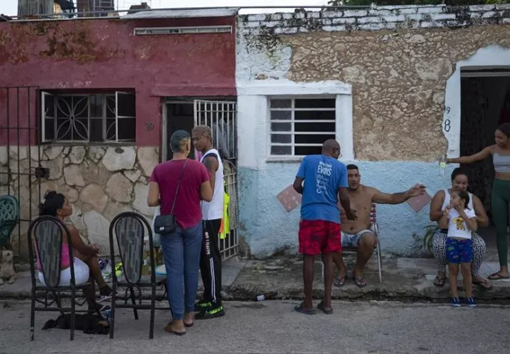 Varias personas conversan afuera de sus viviendas en Cuba y, además de ser afectados por los apagones, también fueron sacudidos por dos sismos. EFE