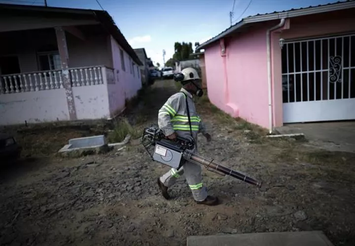 Las tres regiones con mayor número de decesos por dengue en el periodo estudiado son la provincia de Colón (con 13), la Zona Metropolitana (11), y la provincia de Chiriquí (5).