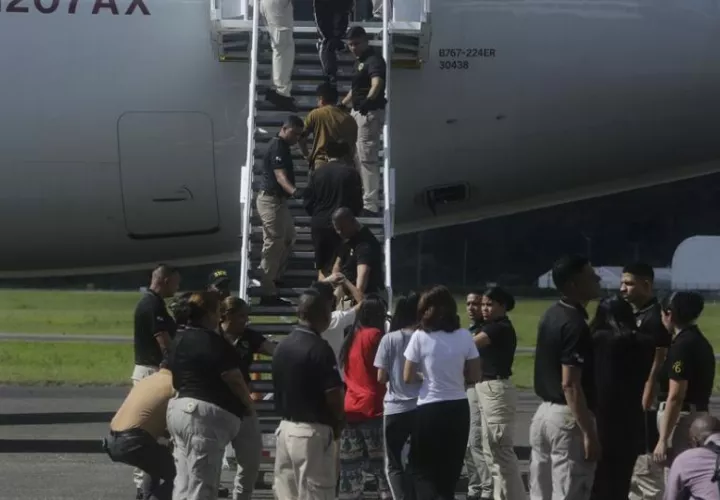 Migrantes de nacionalidad india y vietnamita ingresan a un avión para ser deportados, en Ciudad de Panamá. Foto: EFE