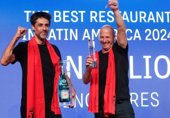 Los chefs Guido Tassi (i) y Pablo Rivero, del restaurante argentino Don Julio. EFE