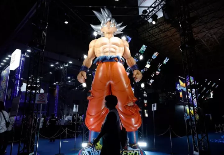 Un visitante pasa por un personaje gigante de Dragon Ball durante el Tokyo Game Show 2024. Foto: EFE / EPA / Franck Robichon