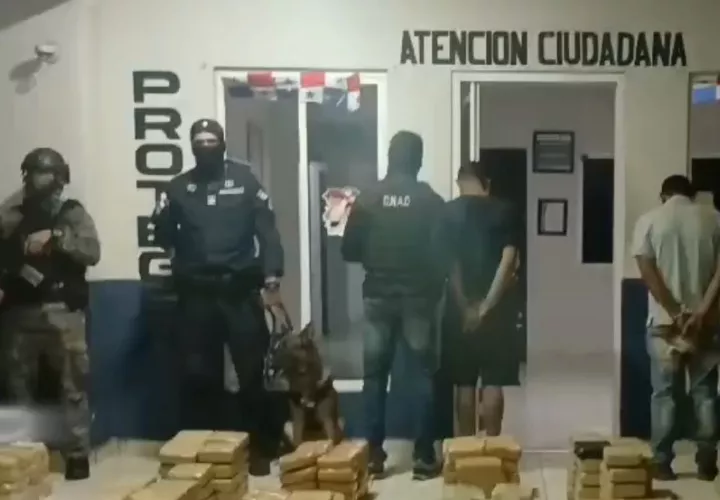Dos hombres también fueron aprehendidos, además de una escopeta y un sobre de marihuana. Foto: Eric A. Montenegro 