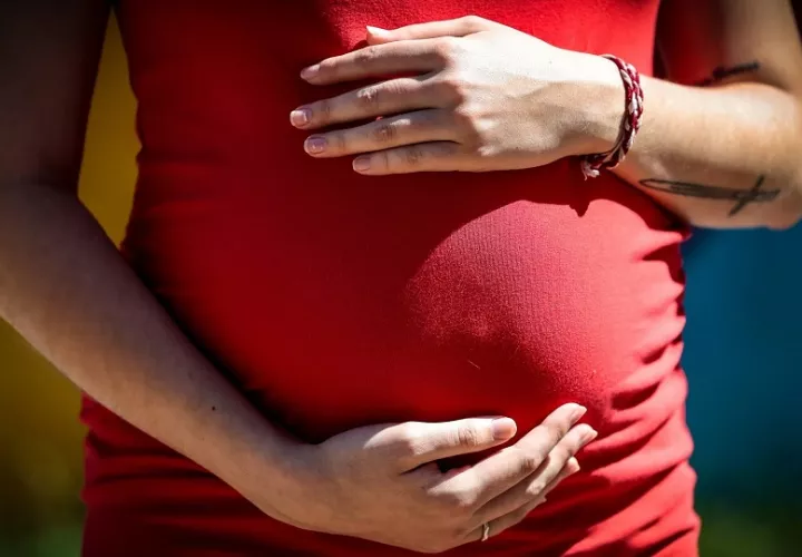 El embarazo adolescente tiene un impacto significativo en la vida de niñas y mujeres. Foto: EFE
