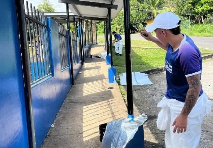 Se ocupan a privados de libertad para la limpieza y pintura de escuelas. Foto: Cortesía Meduca