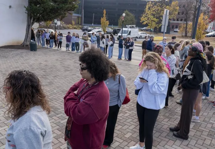 Personas esperan en una fila para votar en un centro de votación instalado en la tienda Banana Factory, este martes, en Bethlehem, Pensilvania.  EFE