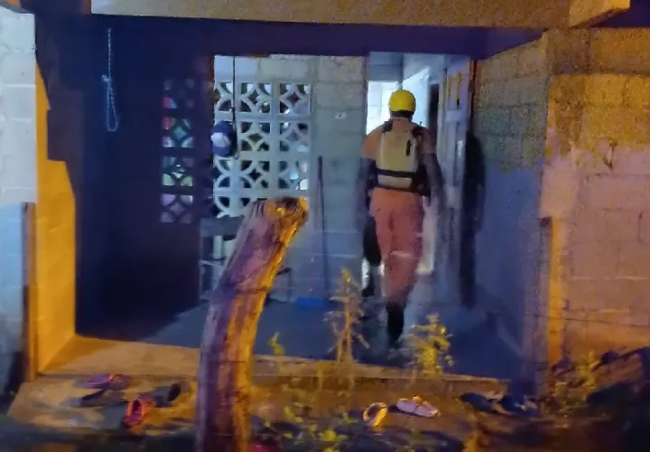 Inspeccionan las casas que resultaron anegadas por las inundaciones. Foto. Sinaproc