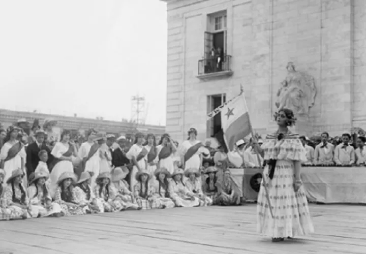 En los primeros años del siglo XX, los actos protocolares se realizaban en el Teatro Nacional. Foto: Panamá Vieja Escuela