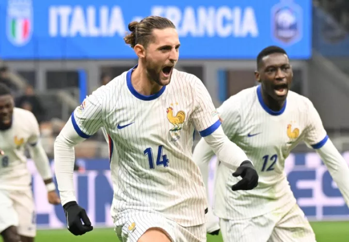 Adrien Rabiot de Francia (14) festeja uno de sus goles. Foto:EFE