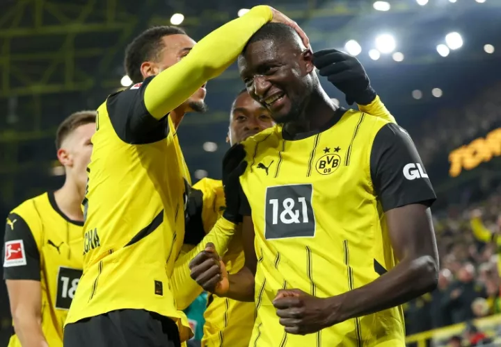 El jugador del Dortmund Serhou Guirassy (d) celebra el 2-1 durante el partido de la Bundesliga/EFE