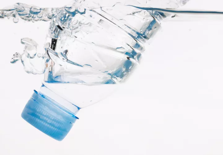 Recuerde beber suficiente agua. Foto: Ilustrativa / Freepik