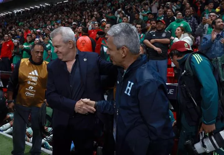 Javier Aguirre, técnico de México (izq) y Reinaldo Rueda, entrenador de Honduras. Foto: EFE