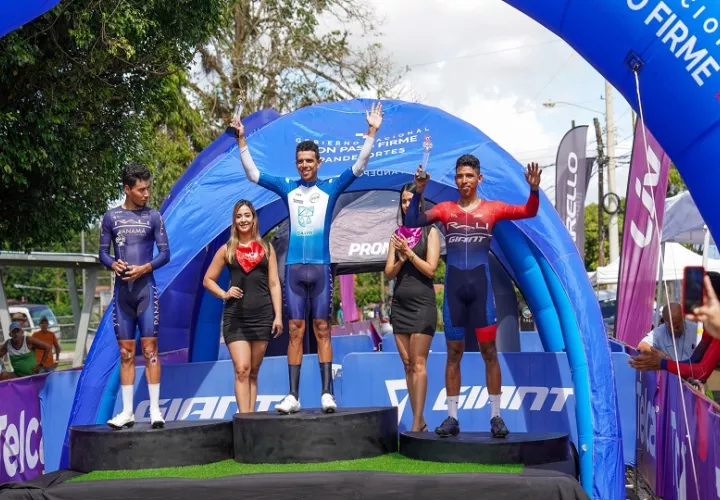 Franklin Archibold (centro) ganó la séptima etapa, Bolívar Espinosa (izq.) fue segundo y Michael Caballero (der.), en el podio de los ganadores. Foto: Pandeportes