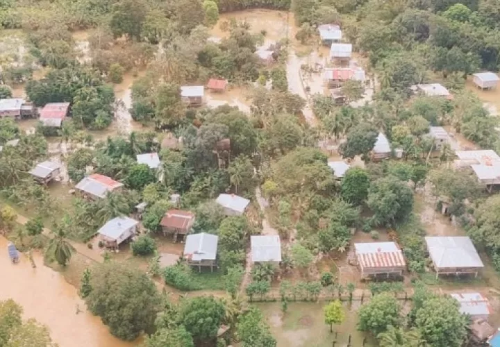 Inundaciones en la comarca Emberá Wounaan, a donde se han trasladado autoridades de Darién, en la mañana de este martes. Foto: Cortesía