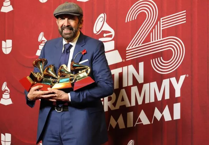 El cantante dominicano Juan Luis Guerra , posa con su premio en la alfombra roja de la 25 entrega anual de los Premios Latin Grammy. Foto: EFE